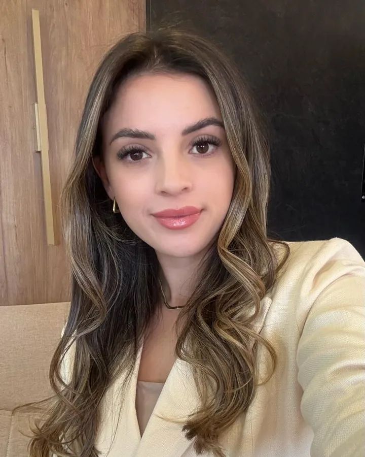 Retrato de Rafaela Koling de blazer claro, olhando para a câmera.